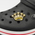 przypinka korona złota zamontowana na crocs kroksy