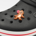 przypinka Mysz Jerry zamontowana na kroksach czarne buty