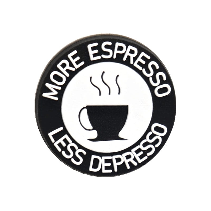 przypinka do kroksów More espresso less depresso filiżanka kawy