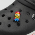 przypinka Minionek Mario zamontowana na kroksach
