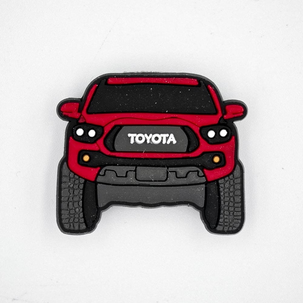 przypinka do kroksów auto terenowe Toyota czerwone
