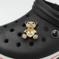 przypinka miś z cyrkoniami zamontowana na crocs