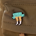 przypinka fuzzy legs club na plecaku khaki zielonym