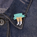 przypinka fuzzy legs club na kurtce jeansowej denim