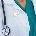 przypinka stomatologiczna ząb na fartuchu lekarskim dentysta