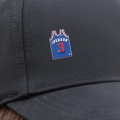 przypinka koszulka iverson sixers przypięta do czapki