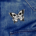 przypinka motyl skull na jeansowej kurtce