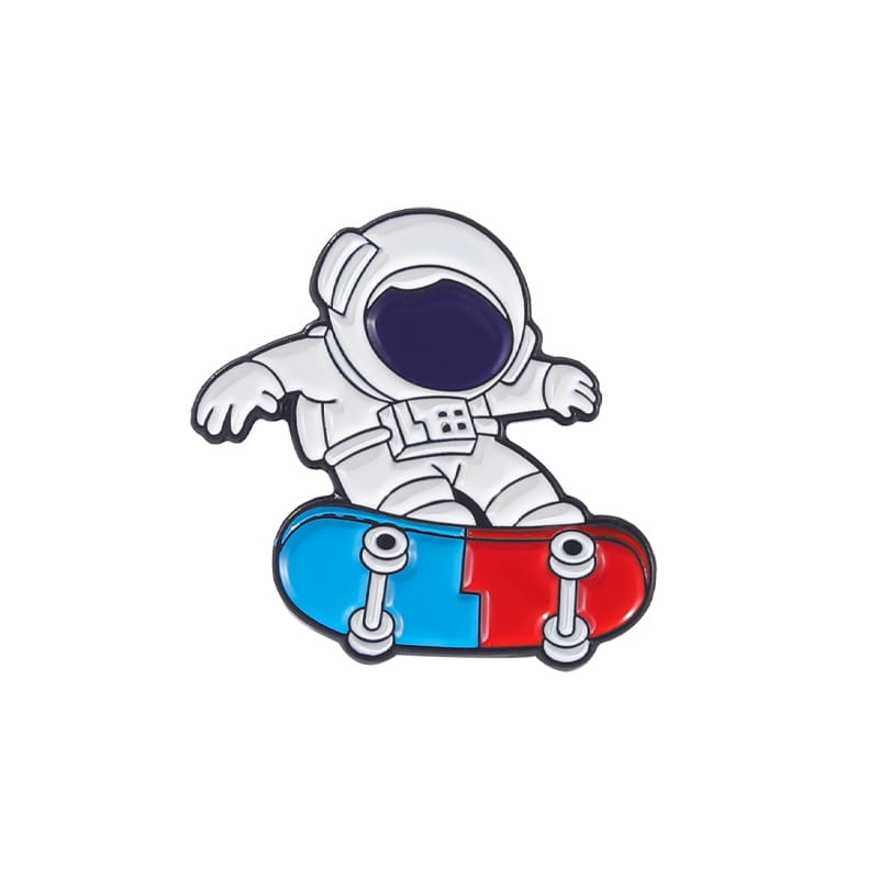 metalowa przypinka kosmonauta na deskorolce pin astronauta