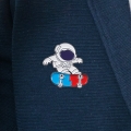 przypinka kosmonauta na deskorolce przypięta do ubrania