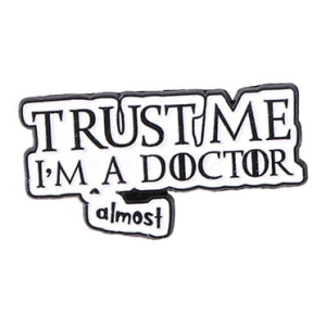 Metalowa przypinka lekarz Trust me I am a doctor