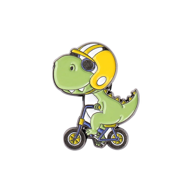 metalowa przypinka dinozaur na rowerku