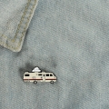 przypinka camper breaking bad na ubraniu jeans