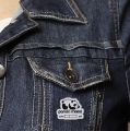 przypinka panda mood przypięta do jeansowej kurtki denim