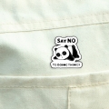 przypinka panda say no metalowa na materiale