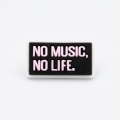 przypinka no music no life widok z przodu na białym tle