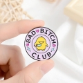 przypinka Bad Bitch Club trzymana w dłoni rozmiar