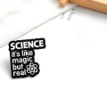 Przypinka science it's like magic prezentacja na stole