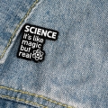 Metalowa przypinka nauka science przypięta do jeansów