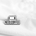 przypinka need coffee z symbolem baterii gadżet dla miłośników kawy