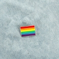 przypinka flaga LGBT na dżinsie tęczowa broszka pin denim