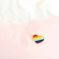 przypinka LGBT serce kolorowe paski różowe tło