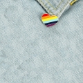 przypinka serce LGBT na ubraniu dżins kurtka