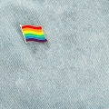 przypinka flaga LGBT na jeansie denim