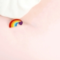 przypinka LGBT tęcza z sercem na ubraniu