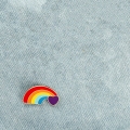 przypinka tęcza LGBT na jeansie denim