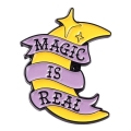 Metalowa przypinka księżyc Magic is real żółto-fioletowa