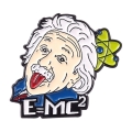 Metalowa przypinka E=mc2 Einstein - widok z przodu