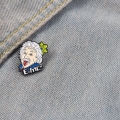 Przypinka Einstein E=mc2 przypięta do ubrania