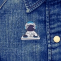 Przypinka Kosmonauta DJ na kurtce dżinsowej - astronauta DJ przypinka