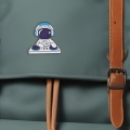 Przypinka Kosmonauta DJ na plecaku - metalowa przypinka astronauta