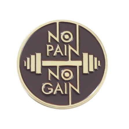 metalowa przypinka no pain no gain ze sztangą dla trenujących