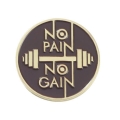 metalowa przypinka no pain no gain ze sztangą dla trenujących