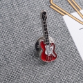 Przypinka gitara elektryczna pins zapięta na ubraniu