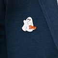 przypinka duszek boo na ubraniu granatowym