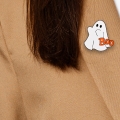 przypinka halloween duszek boo na beżowym swetrze