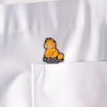 przypinka garfield na białej koszulce