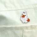 Przypinka halloween duszek na jasnej koszuli