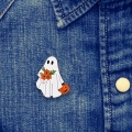 Przypinka duszek halloween na jeansowej kurtce