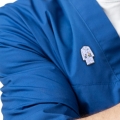 metalowa przypinka fartuch lekarza na niebieskiej bluzie
