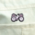 przypinka rower z kwiatami na ubraniu pin odznaka