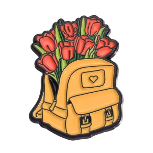 Metalowa przypinka plecak z kwiatami