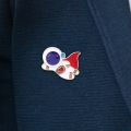 przypinka astronauta na granatowej bluzie