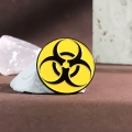 Przypinka bio hazard metalowa okrągła żółta