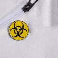 Przypinka bio hazard na ubraniu białym zamek