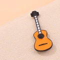 przypinka gitara metalowa pomarańczowa zbliżenie