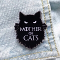 przypinka kot mother of cats na ubraniu jeansie denim